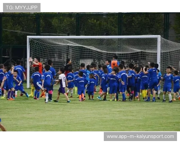 球队在夜场比赛中体能分配获教练肯定，夜场足球比赛