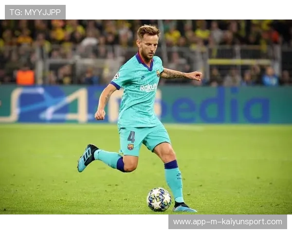 塞维利亚角球战术奏效，拉基蒂奇禁区外抽射写意